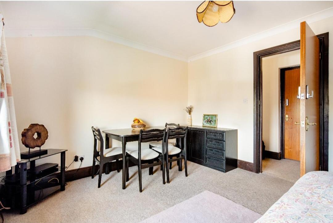 Spacious Room 2 Mins From Station 런던 외부 사진